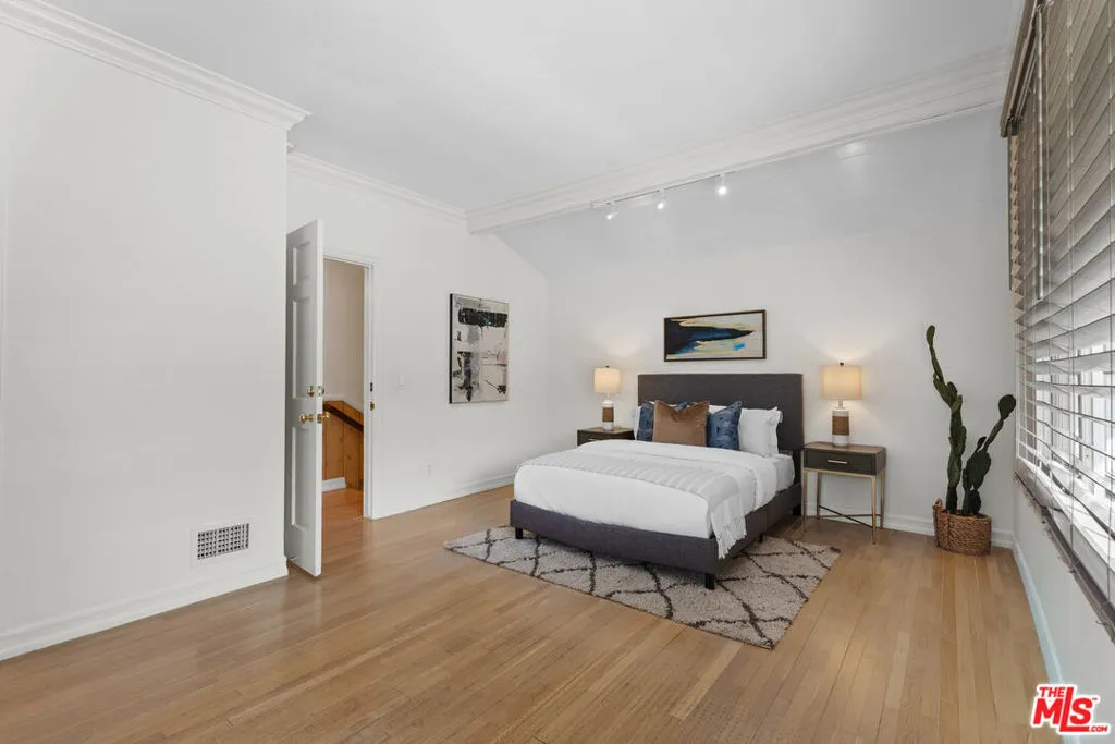 15435 Sutton Street, Sherman Oaks, California 91403 home-pic-17